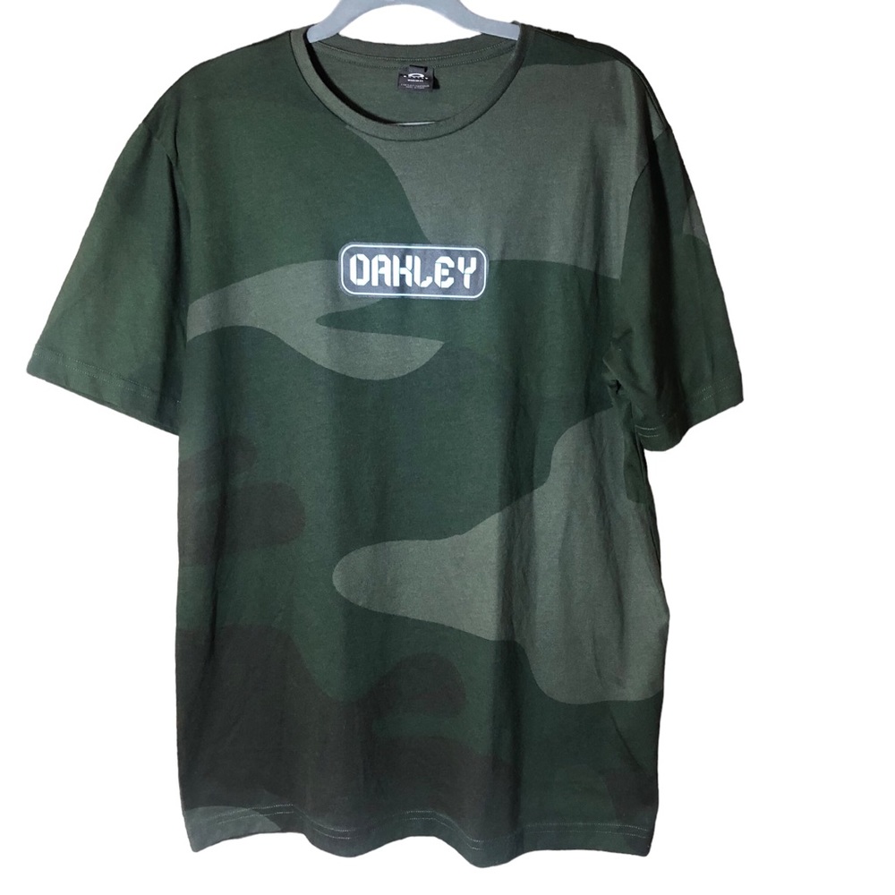 Oakley Men’s  Large 2 sided camo tee shirt with graphic and logo